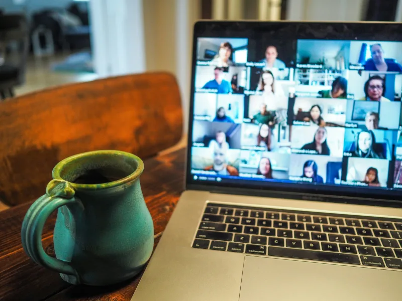 Online-Webinar mit Teilnehmer*innen vor Bildschirmen
