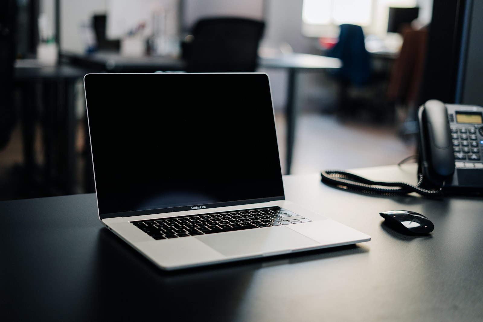 Laptop mit offenem Video-Gespräch – Online-Beratung